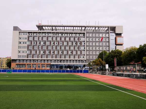 统一的高三年级开学复课日,汉滨区江北高级中学根据学校防控工作方案