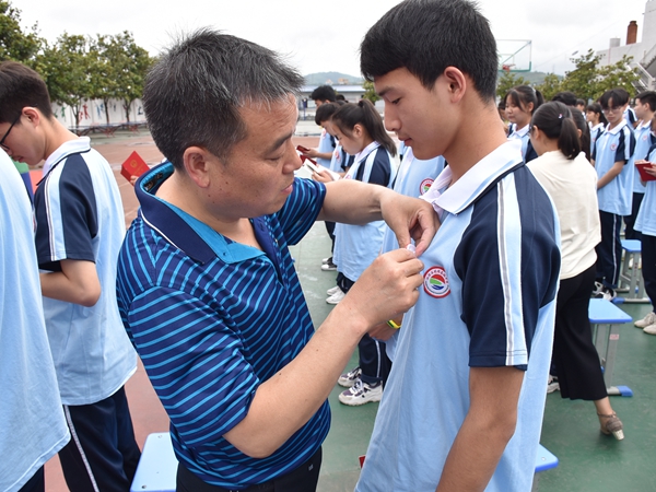 【校园传真】汉滨区张滩高级中学举行高二学生成人礼活动
