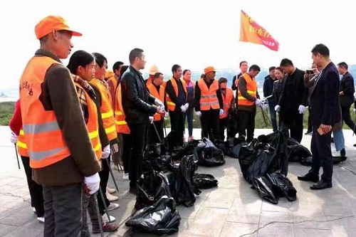 志愿者保护汉江活动.jpg