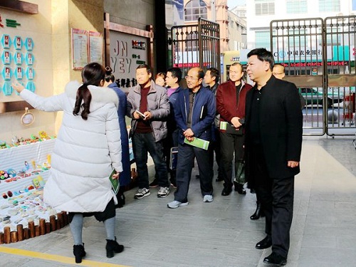 察看江南幼儿园园所环境.jpg