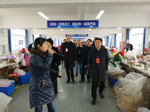市区政协委员在松坝社区哈德宝社区工厂视察..jpg