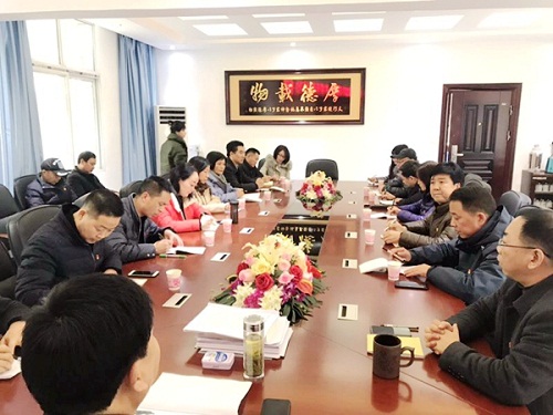 党员干部聆听辅导报告.jpg