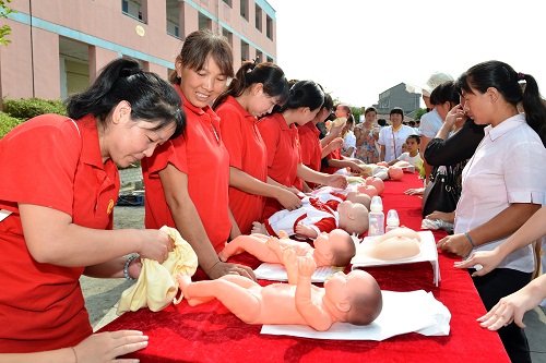 为确保农村剩余劳动力实现就地就近就业，今年以来，汉滨区针对市场需求，在家政、汽车维修、烹饪餐饮服务等25个行业开展技术培训。图为安康华联职校家政服务培训现场一角。.JPG