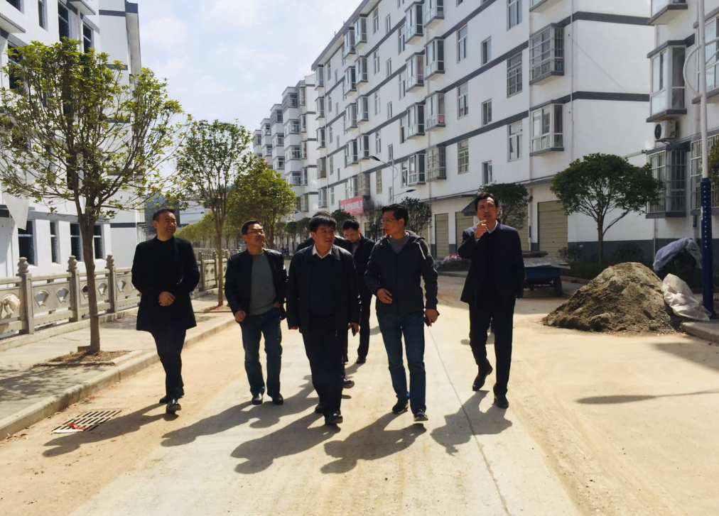 王贤良查看社区安置房建设进度.png