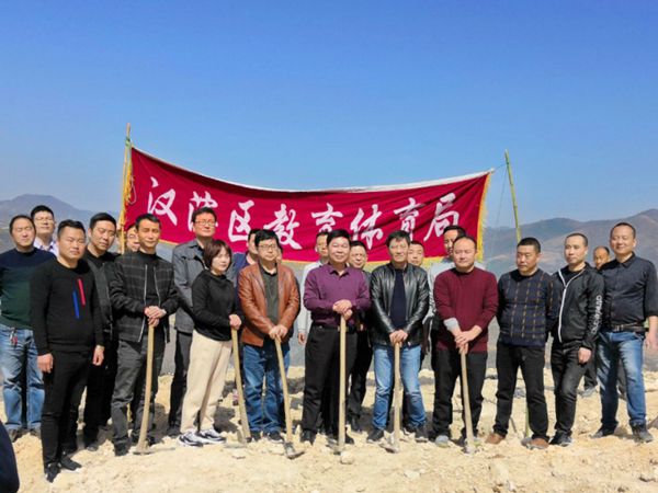 汉滨区教体局：组织林果建园劳动 助力整村脱贫摘帽.jpg