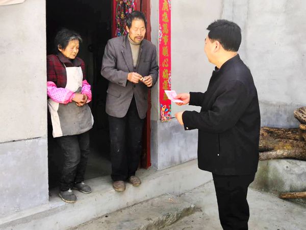 走访慰问贫困户.jpg