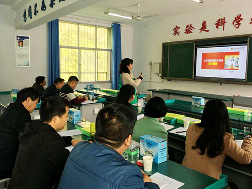 举办专题讲座.jpg