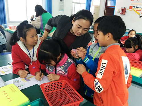 名师进行教学展示.jpg