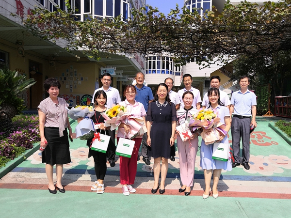 与铁路幼儿园教师合影.jpg