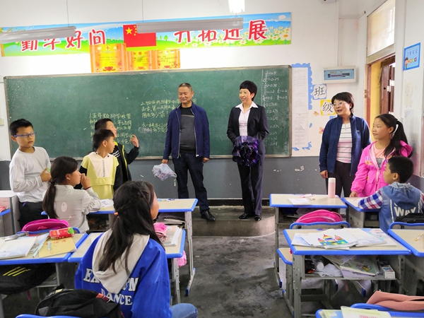 察看迎风九年制学校教室.jpg