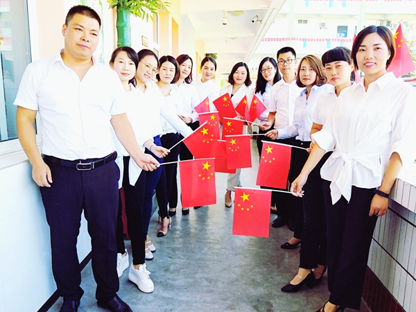 汉滨小学教师与国旗合影.jpg