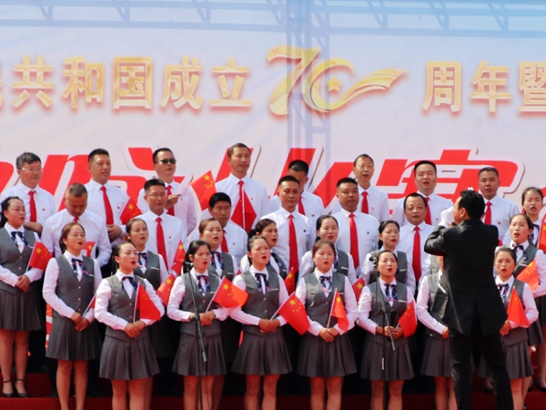 五里中心校合唱队演唱.jpg