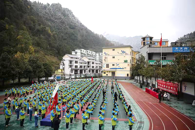 汉滨区慈善协会携手爱心企业为双龙小学留守儿童送温暖