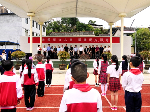 汉滨区政协主席李建飞带队慰问学校留守儿童.jpg