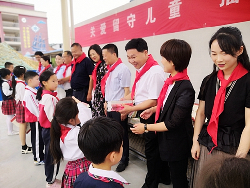 为学生赠送图书.jpg