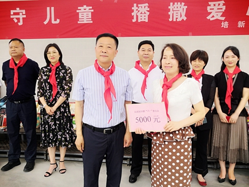 向黄沟小学赠送慰问金.jpg