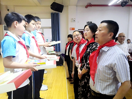与留守儿童交流.jpg