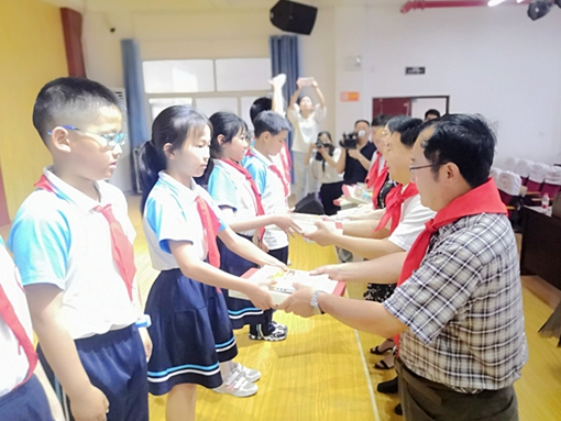 向学生捐赠图书.jpg