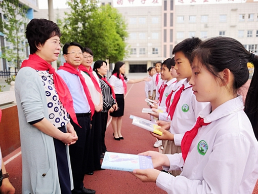 向东坝小学学生捐赠图书.jpg