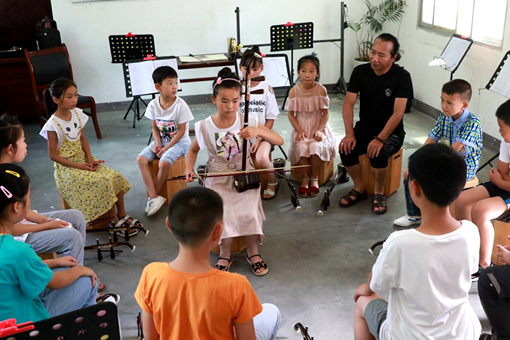 王老师和孩子们一起欣赏同学的演奏_副本.jpg
