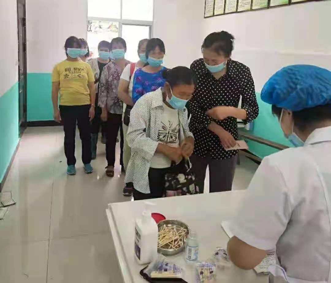 农村卫生室打针女孩图片