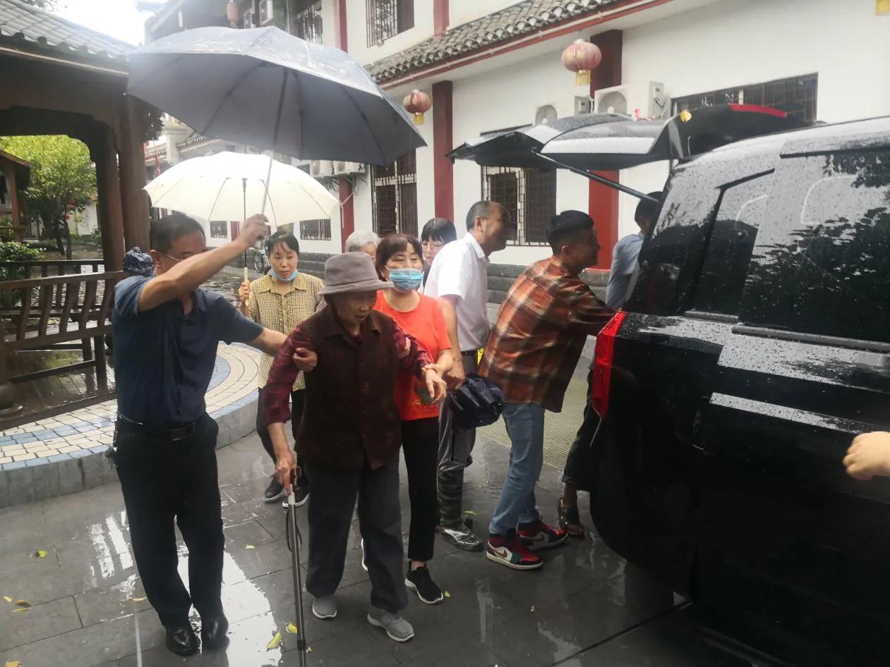 汉滨区民政局：闻令而动，紧急撤离养老院老人至安全地带
