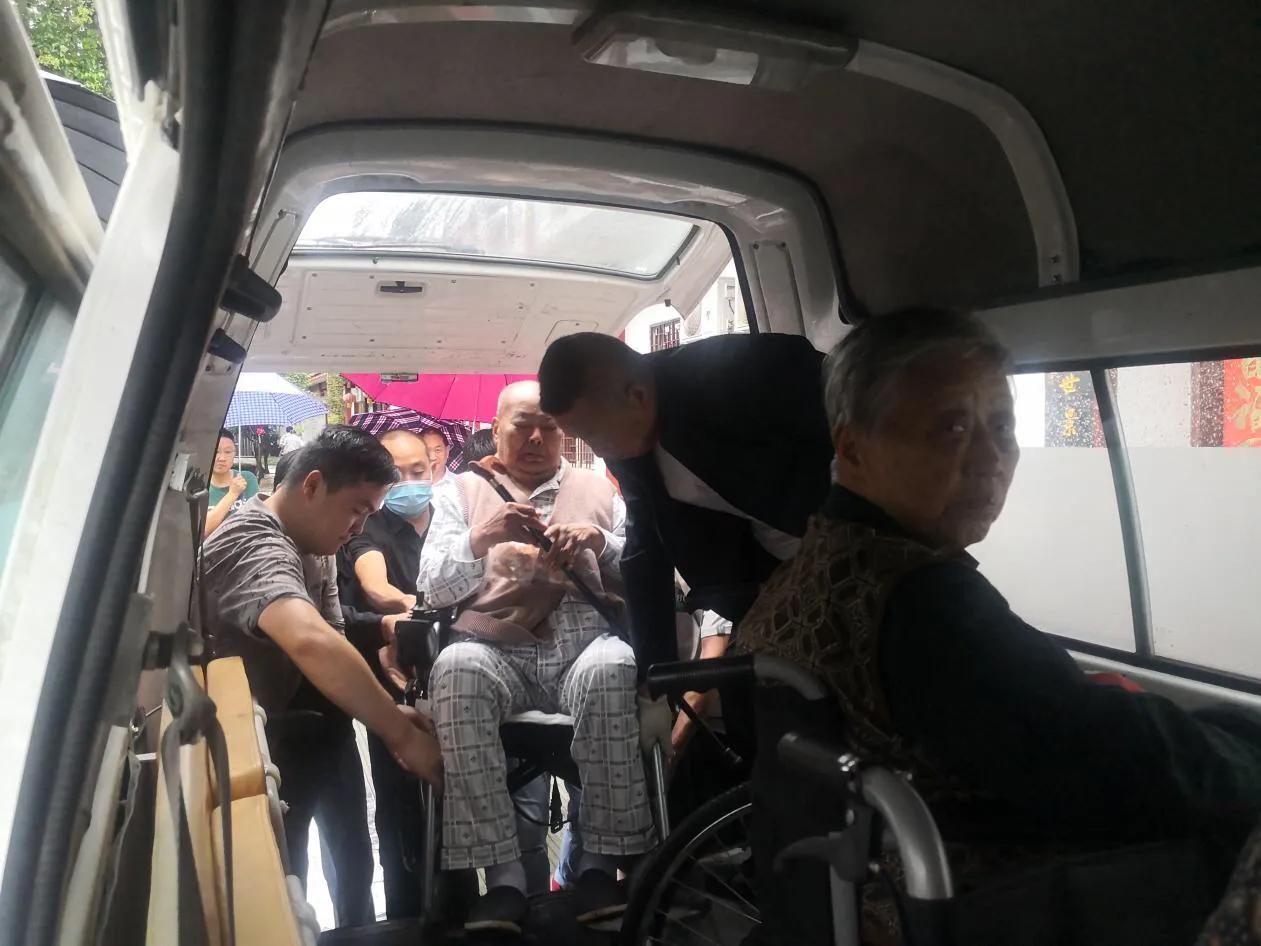 汉滨区民政局：闻令而动，紧急撤离养老院老人至安全地带