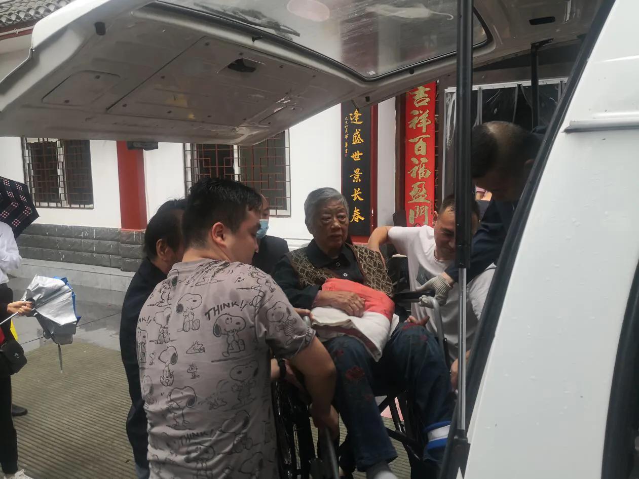 汉滨区民政局：闻令而动，紧急撤离养老院老人至安全地带