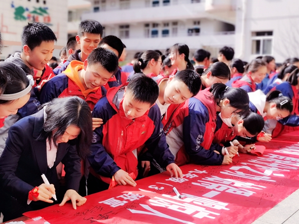 汉滨高中西校区鄢麒麟图片